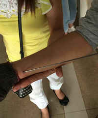 ���Ŷ��ۣ�һ20����Ů�����󱻲�ֽ