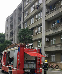 突发!嘉兴某高校宿舍楼内着火!多窗冒烟