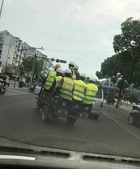 ţ�����˽�ͷ��һĻ����·��...