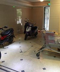 生活在这么一个小区:电梯到时间不检验 门口各种乱停车