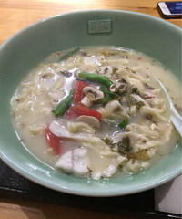下雨天吃面暖暖的