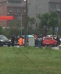 濮院紫经路发生车祸 造成堵车!