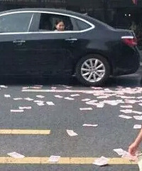 ��Ǯ���ԣ�����һŮ�ӴӸ���ʻ����·����Ǯ �����߰���