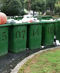 某小区业主怒了!物业长期把垃圾堆在大门口?