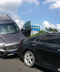 又是一起不可思议的车祸 丰田车骑在了别克车上面