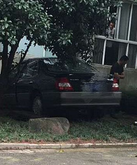 ����ĳС��һ����ʧ�ְ����ӵ���ײ����