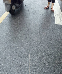 ���ΰڡ�̯��   ����һ��ƿ��Ů�ӱ��Ϻ�ҽ�Ƴ�ײ��ʮ����Զ��