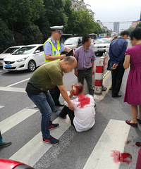 �¼��ɳ����ſ�����ײ�ϵ�ƿ�������ӵ���ͷ��Ѫ����