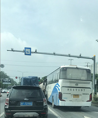 �������ˣ�·��һ���˾���ں��̵ƿ����� �Լ�������������