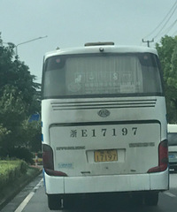 �������ˣ�·��һ���˾���ں��̵ƿ����� �Լ�������������