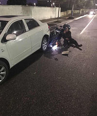 ����Υͣ�ǻ������� Ħ�г�ײ��ƨ�� ��ʻԱ̱���ڵأ�