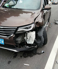 �蹫��·������ײ ��ɫ�γ������ϻ�̳�ˣ�