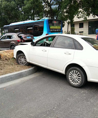 �蹫��·������ײ ��ɫ�γ������ϻ�̳�ˣ�