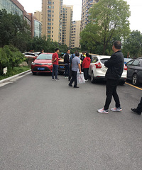 ����Ժͣ����������ײ �ֳ�һ����...