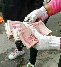 5万现金被扔 环卫工4小时捡回