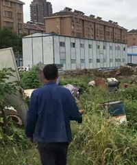 嘉兴破烂王露宿工地棚屋:城里买过5套房