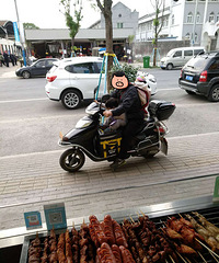 Σ�գ�����һ����Ա����ƿ�������� ���ϻ����˸������´��Ӥ��