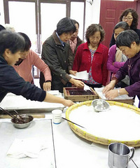 "某公园夜间灯带“亮瞎眼” 阿姨广场舞都不跳了--10月26日早知道