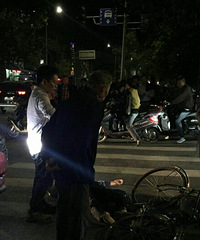 ��ҹͻ����������һ�����г����˱���ɫ�γ�ײ��