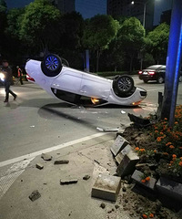 �峿��԰·һ�������ڵ� ���Ҷ��������� ˾��ȴ����ʧ�٣�