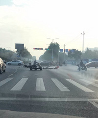 ����·�������ˣ�����Ħ�г���ײ ���ϻ����ˣ�