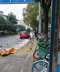 ����Ů˾����һ����µ�Ů˾��ײ��һ���Ÿ������