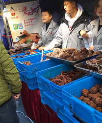 "八佰伴嘉兴美食 被臭豆腐摊吸引…"