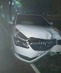 ���Σ��賿����γ�ײ�� ˾��ʧ�٣�