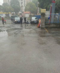 ����ת��ײ�ϵ�ƿ�� �³���ָ�ŶԷ�����һ���