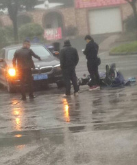 ����ת��ײ�ϵ�ƿ�� �³���ָ�ŶԷ�����һ���