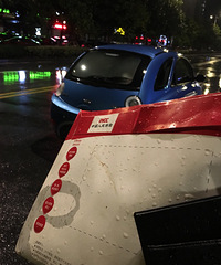 �賿������ʮ Ů�Ӷ��ڰ�·�� ��Ů����ײ���ˡ�