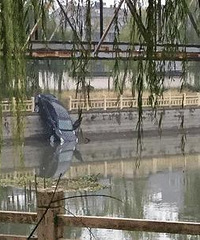 ����һ��ɫ�γ���ϻ��������ںӰ��� ��ͷ���Ѿ��������