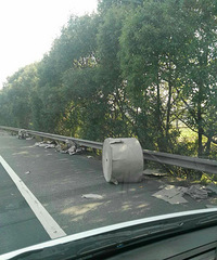 ����������л����ڸ����ϵ���һͲֽ ����γ����걨����