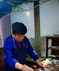 "武林广场边摆了15年,这家臭豆腐摊要说再见了!听说逛银泰和杭"