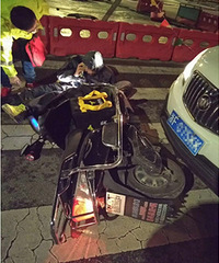 ���ۣ�����С���賿�Ͳͱ�ײ ̱���ڵ�����ͷ