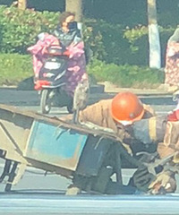 ���ֳ�ͻ�⡰���ᡱ ��ͷ�복���м�˲��һ�����Σ�