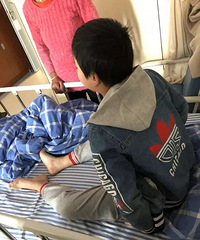 11����ӱ�ͬѧ����ͷ���ְֳ嵽ѧУ�����ͬѧ�ı�����