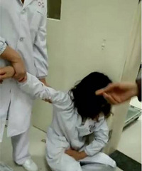 "怀孕43天的护士被一妈妈踢中小腹,先兆性流产!只因说了一句"