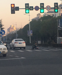 һ���糵����һѧ����ײ���ڰ�����  ��ͣ�鴤