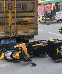 ��ݻ���ײ��������С��ĵ�ƿ������ͼ��