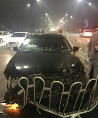 ����ҹ��˿��� �ѻ���ײ��һ����Ϳ...