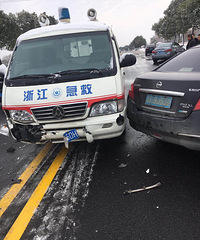 ײ���е�ң�·��̫�� ���ȳ������¹��ˣ�