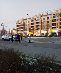 �����³�����ȭ·�ٰ����ſ� һ��δ�����³�ײ��һ��Ƭ����..