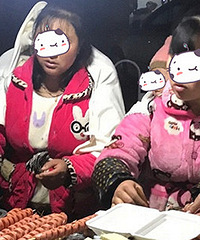 ���ᣡ����С���ﱳ��Ӥ����̯���տ�������