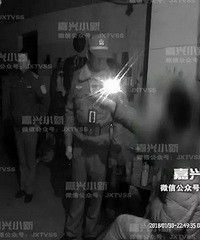 "桐乡这老板是“真凶”!环保局夜查塑料厂遭扣人 警察也被咬伤"