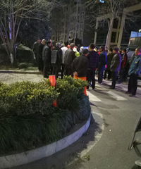 С��ҹ���Լ�ײ�ˣ��������˿�Сë¿ֱ��ײ�ϻ�̳