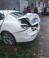 [����]��ɯ���ٱ�ײ ����˾������֤��ʻ