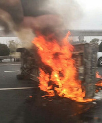 ͻ����һС���ڸ����ϲ෭ȼ�� ��˵�ڳ�����������������