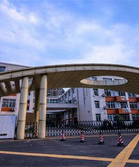 ����ѧУ�Ե�ѧ���� ����6000û����