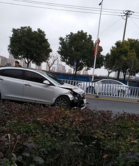 �����������úÿ��ų�ͻȻ�ͱ�ײ�� ��ͷ������������